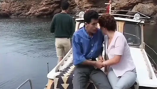 Ahmet ve Selma Türk teknesinde açık havada sikişiyor