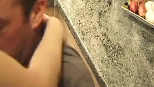 Sevimli Fransız genç kız döl tatmadan önce göt deliğini sertçe siktiriyor