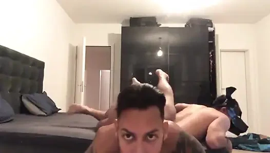 Sürtük adam Viktor Rom tarafından korunmasız sikiliyor