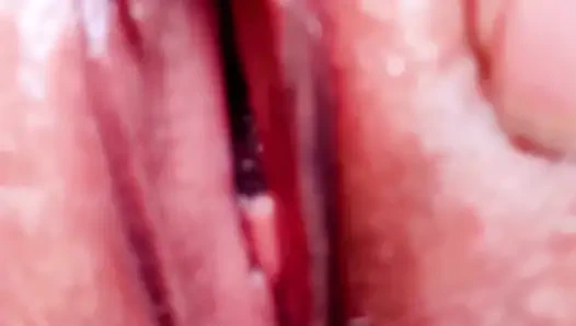 Azgın olgun sarışın çömeliyor, açıyor ve amının içini gösteriyor.