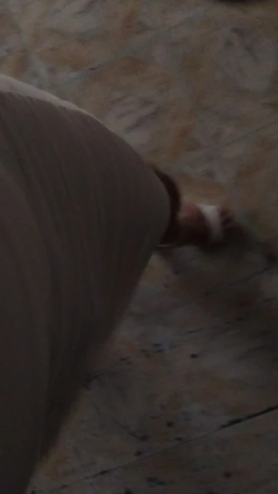 Yeni topuklu ayakkabılarımı ve elbisemi bir etkinlik için deniyorum... bunlarla nasıl göründüğümü beğendin mi...