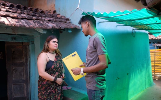 Hintli köylü kadın gün içinde kredi müdürü tarafından sıkı amından sikiliyor