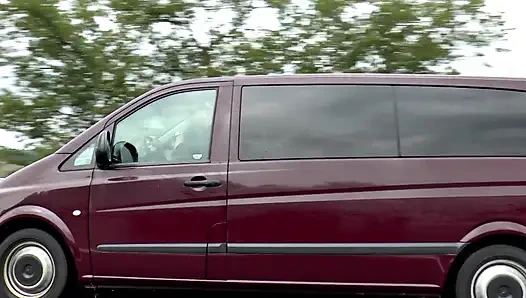 Güzel genç kız minibüste sikiliyor