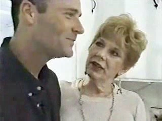 Anneanne sikikleri genç çük içinde the mutfak