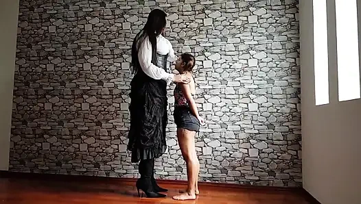 Amazon dev kız ve seksi sıska köle tarafından derin eller dev stajyer