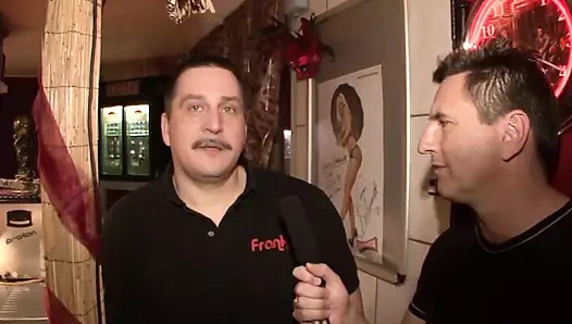 İki orta yaşlı seksi kadını harika bir üçlü grup sekste siktikleri için şaşırdım