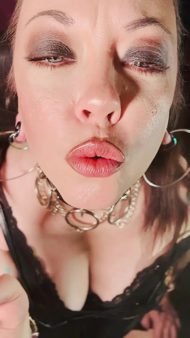 Edepsiz kız Tina Snua kibritle bir mantar sigarası yakıyor - iri güzel kadın dumana sürükleniyor ve snap inhales