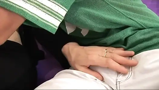 Genç oğlan seksi üvey erkek arkadaşına karşı bir şey yapıyor