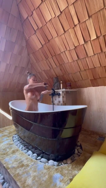 Ключевой момент из "Грудастая Monika Fox моет себя в ванне"