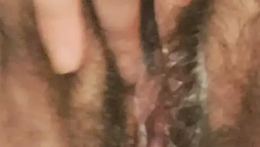 Olgun orta yaşlı seksi kadın işedikten sonra şişman amına dokunarak azıyor