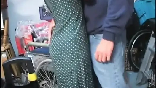 Sahte memeli orta yaşlı seksi kadının yere yatıp penisini emmesini izle