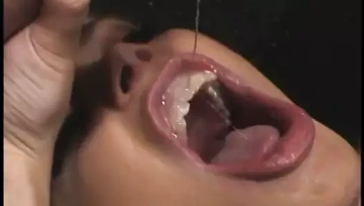 Şişman memeli sarışın fahişe odaya atılır ve becerdin