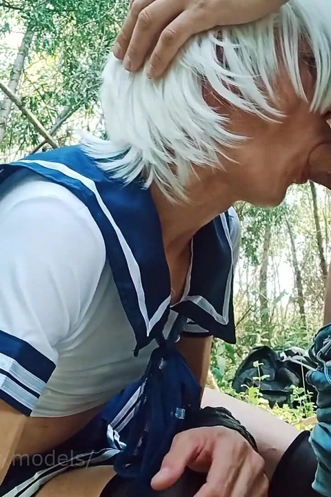 Kadın kılıklı sikişten sonra açık havada döl içinde!