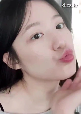 Shuhua onun güzel yüzünün her yerinde senin boşalmak istiyor