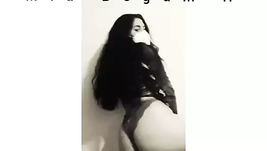 Büyük popo kadın mastürbasyon yaparken videoya çekiliyor