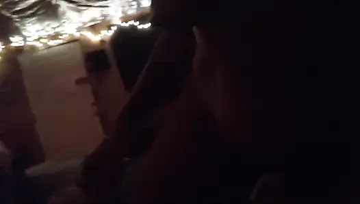 Yarağını emiyor ve götümde başka bir tane istiyorum