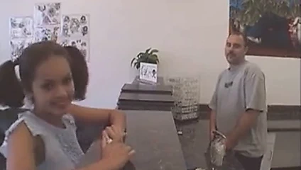 Genç kız dövme yaptırmaya gider ve daha da fazlasını alır!