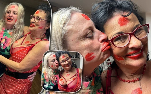 Lezbiyen orgazm olana kadar parmaklama eğlencesi