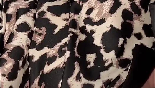 Kız arkadaşımın göğüslerine dokundum, meme uçlarını okşuyorum, yarağımı sıvazladı ve onu şimdi göğüslerine bitirdim