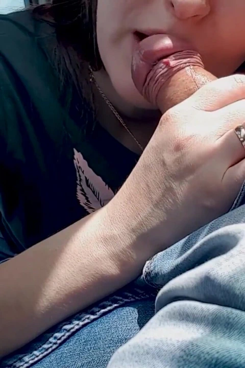 Üniversiteden sonra seksi üvey kız endişeli üvey babasını arabada emiyor