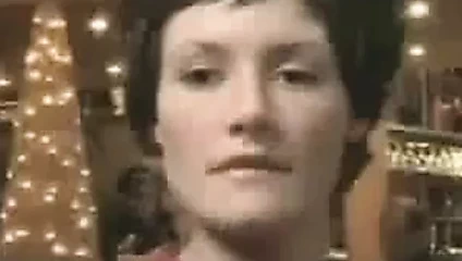 Kadın erkeğe göğüslerini gösterir ama reddedilir