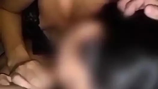 Pinay azgın çift en iyi arkadaşlarının evinde samimi sikişiyor