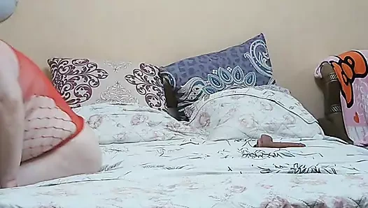 Büyük götlü kıllı amcık kız arkadaş seks oyuncaklarıyla mastürbasyon yapıyor