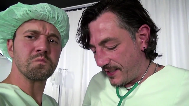 Büyük götlü olgun üçlü sekste götünü parçalatıyor