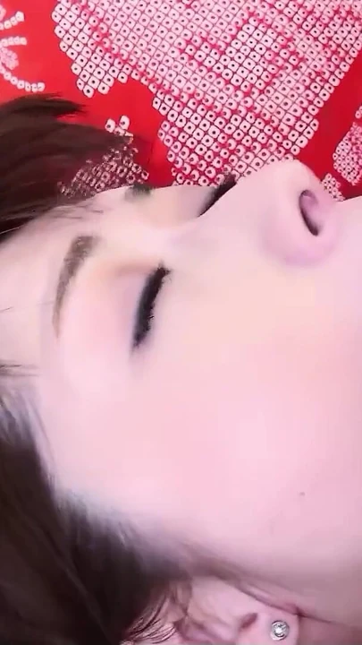 Ключевой момент из "Маленькая японская зрелая мачеха соблазняет паренька к сексу с кримпаем старых молодых в японском порно без цензуры"