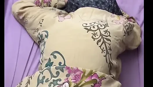 Girl in a kurung shirt invites the boss of the office to feel the pleasure of the doggy