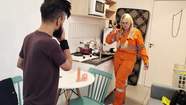 Mini Zinho tesisat hizmetini tuttu, sonunda güzel bir kadının hizmeti yapması sürprizdi.