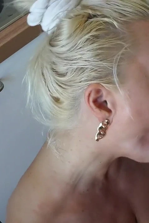 Милфу-блондинку с большими сиськами трахают хуем на кухне