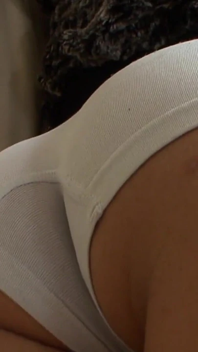 Сногсшибательный момент из "Милфа-блондинка и молодая брюнетка на диване лижут киску"