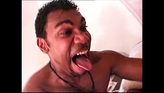 Güzel büyük memeli orta yaşlı seksi kadın için üç canavar siyah yarağın ağzına çifte penetrasyon ve boşalma