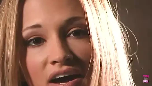 Muhteşem lezbiyenler tutkuyla amcık yiyor ve adam purosunu içerken takma yarak kullanıyor