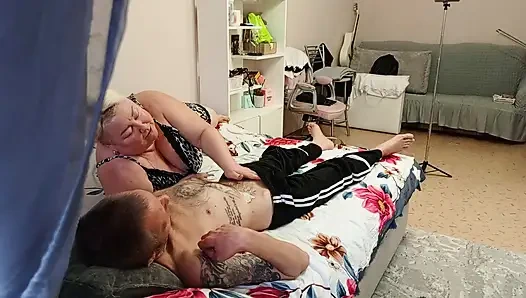 Komşumun gırtlağına ateşli dölle boşalmayı seviyorum