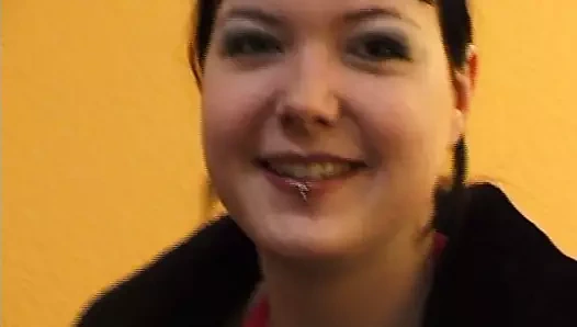 Grosses Hamburgerin 23 Jahre besorgt es sich vor der Kamera wie weit geht Sie noch