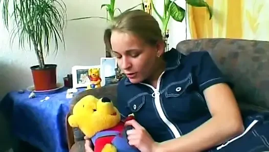 Sarışın amatör kırmızı dildosunu derinden kaydırıyor