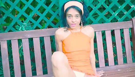 Bahçede külotunu gösteriyor