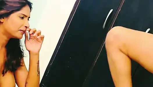 Aman calls Tejaswini a fuck in a hotel