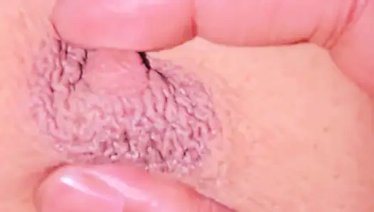 Hintli kadın büyük göğüslerini gösteriyor