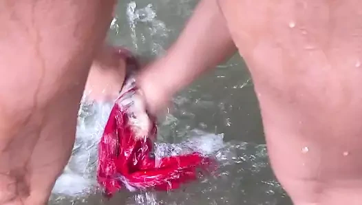 beni kaydediyor ve ben nehirde kıyafetlerimi yıkarken bana dokunuyor