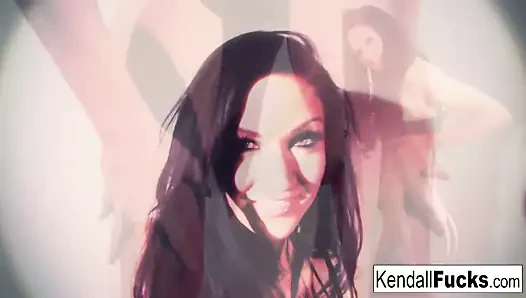 Kendall hisse senedi fetiş hissi ile seksi bir alay yapar