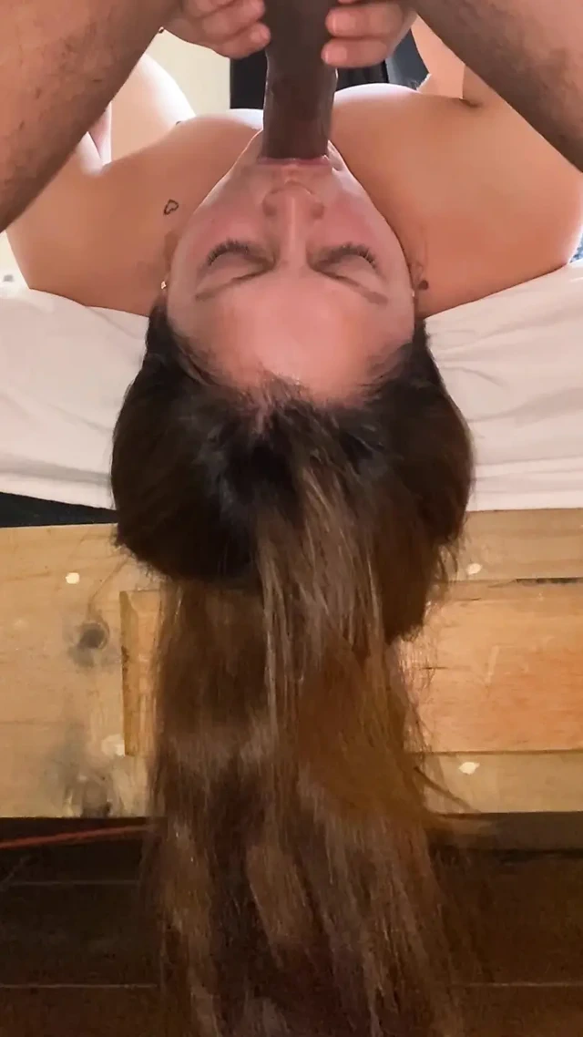 Penisimi arkadaşımın karısına sokup boğazından aşağı inmeyi çok seviyorum