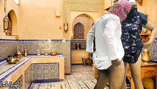 Suudi koca ve İranlı evli kadın mutfakta