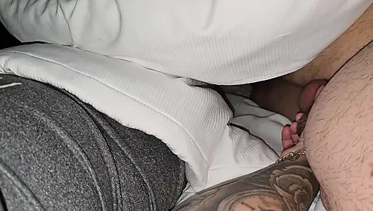 Üvey anne ameliyattan sonra üvey oğlunun yarağını elle muamele çekiyor