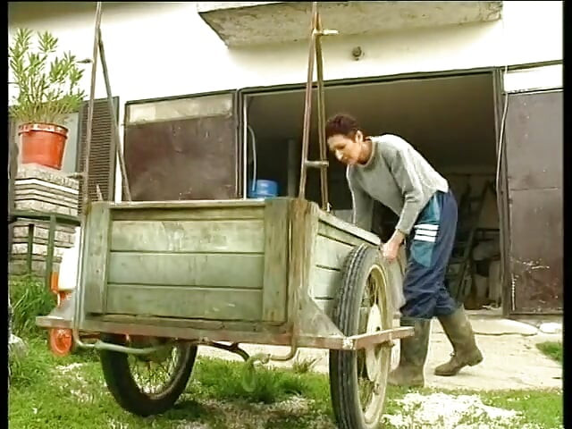 Kısa saçlı olgun sürtük adamın büyük ve sert yarağına biniyor