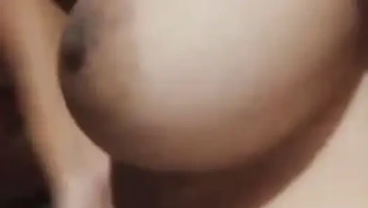 Göğüslerimi emiyor