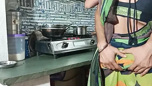 Ateşli Hintli desi yenge mutfakta devar tarafından sert sikiliyor Hintçe edepsiz ses 3