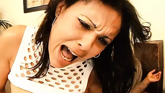 Sunshine Black gırtlağını ve amını yeni boyutlara genişletiyor